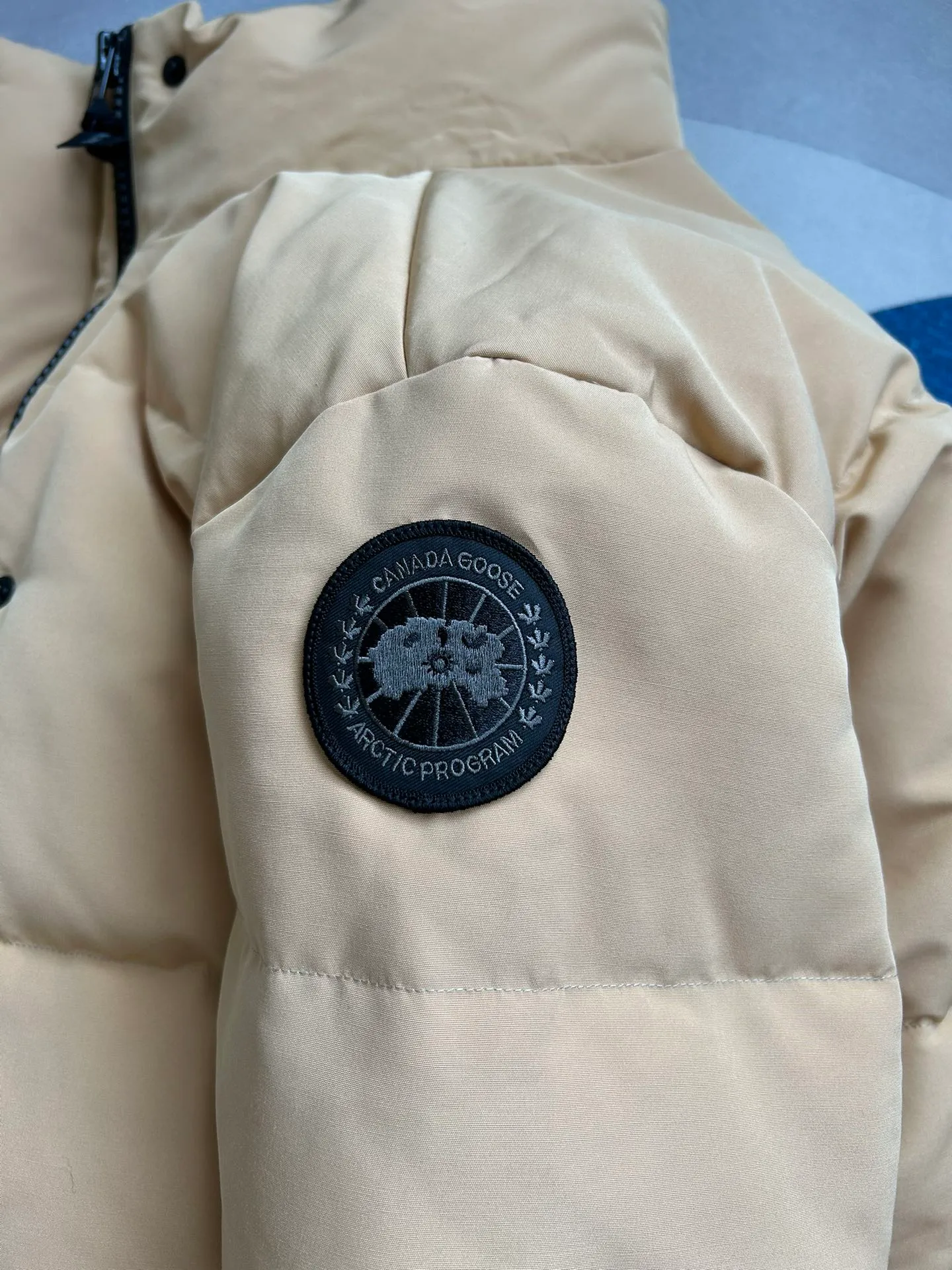 P880 E2266WB Grandview black label short jacket down jacket. Constructed from Arctic Tech recycled fabric®, it features a cinchable hem for sleek styling and storage. Color: Beige. Size: XS S M L XL.